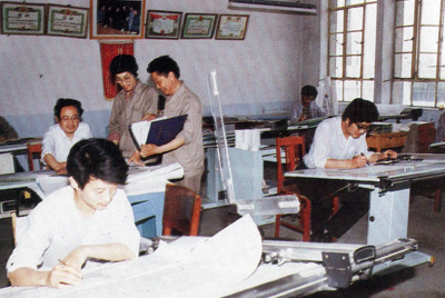 从1984年第一季度到抓治理上挂号周全提高企业素质验收前，接纳分线检查、总结效果、找出差别、提出步伐、限期整改的要领，使各项事情在整理中牢靠提高，在牢靠提高中举行再整理，再提高。