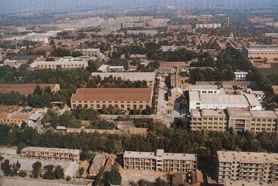 推土机总厂本部厂区。山东推土机总厂建设时，牢靠资产原值为2569万元，占地面积为517538平方米，修建面积为170861平方米。