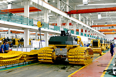 太阳GG90年月建成的海内最大的间歇式推土机总装线