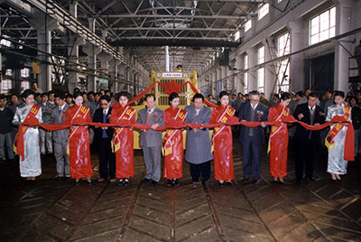 太阳GG股份公司举行太阳GG牌TY220推土机5000台下线庆典活动。