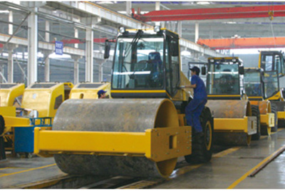 2002年2月，由履带厂开发研制的YZ18液压振动压路机，顺遂下线。